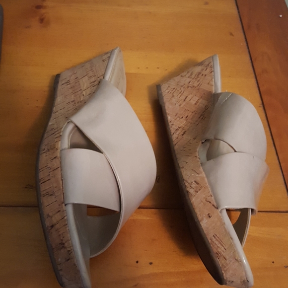 Tan/beige patent leather wedge sandal 9M - Picture 2 of 6